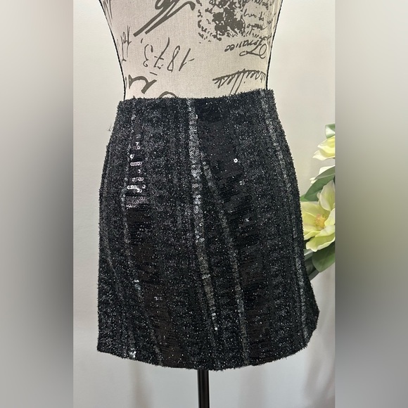 Express Black and Silver Sequin Mini Skirt 🪩🪩 - Picture 3 of 10